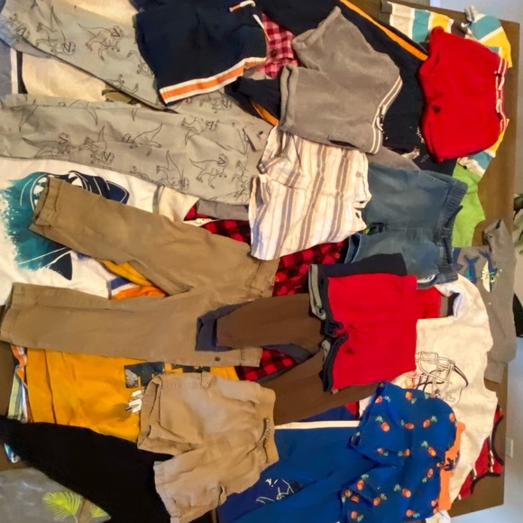 LOT BOYS CLOTHES 34 PIECES - Picture 3 of 7